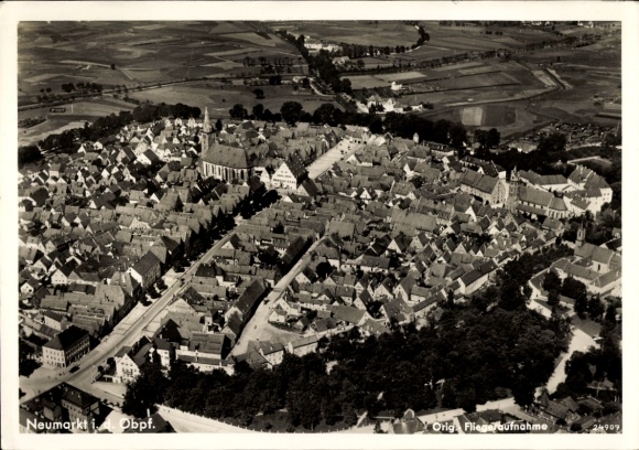 Ak Neumarkt in der Oberpfalz, Luftaufnahme, Stadtansicht, viele Häuserdächer, ländliche Umgebung