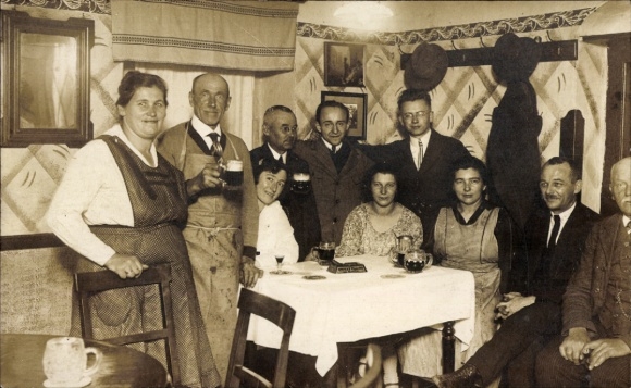 Foto Ak Flöha in Sachsen, Gruppenbild im Gasthaus, Wirt, Gäste