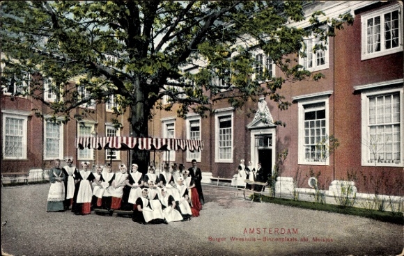 Ak Amsterdam Nordholland Niederlande, AMSTERDAM, Burger Weeshuis, Mädchen in traditioneller Kleid