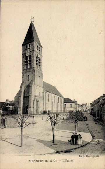 Ak Mennecy Essonne, kerk, stadsgezicht, twee stellen, bomen, straat
