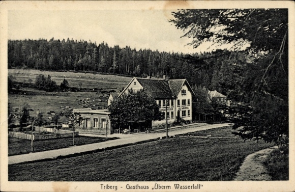 Ak Triberg im Schwarzwald, Gasthaus Überm Wasserfall,  Waldlandschaft, Straße, Gebäude