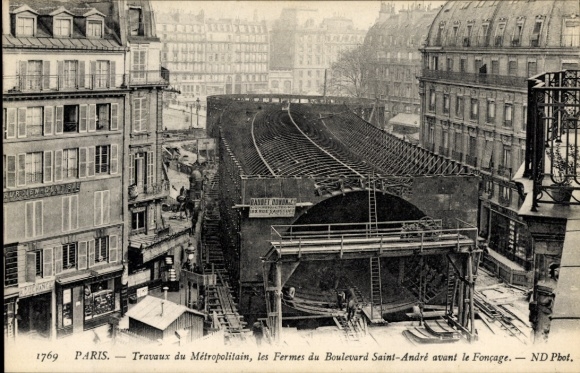 Postcard Paris VI., Travaux du Metropolitain, Les Fermes du Boulevard Saint Andre avant le foncage, Tunnel