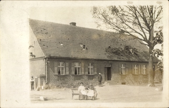 Photo Postcard Putlitz in der Prignitz, residential house, family