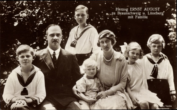 Postcard Duke Ernst August von Braunschweig with family, Victoria Luise, children