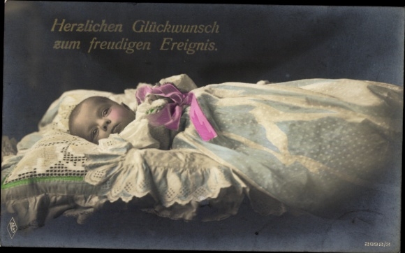Ak Glückwunsch zur Geburt, Baby auf einem Kissen, coloriert