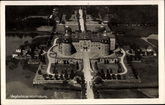 Ak Moritzburg in Sachsen, Jagdschloss  Luftaufnahme, Parkanlage, Bäume, Wege