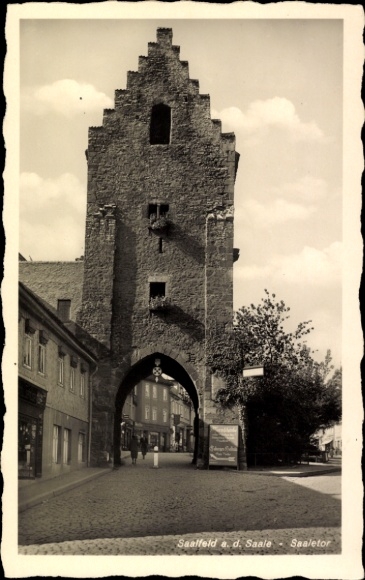 Ak Saalfeld an der Saale Thüringen, Saaletor, s Gebäude, Straßenansicht, schwarz-weiß