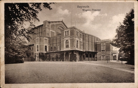 Ak Bayreuth in Opper-Franken, Wagner Theater, architectuur, omgeving met bomen