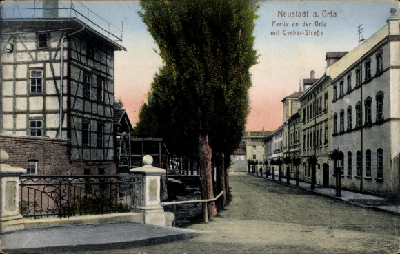 Ak Neustadt an der Orla, Altstadt mit Fachwerkhäusern, Straße mit Bäumen, sanfte Abendbeleuchtung