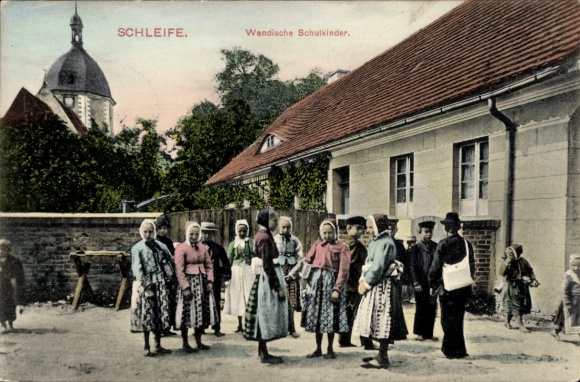 Postcard Schleife in Upper Lusatia, Wendish schoolchildren in traditional costume, church