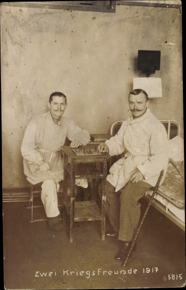 zdjęcie KP Dwaj przyjaciele z wojny 1917, amputacja nogi, ranni żołnierze z grą planszową, I wojna światowa