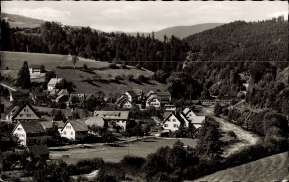 Ak Huzenbach Baiersbronn im Schwarzwald, Landschaft mit Häusern, Fluss, Bäume, Hügel