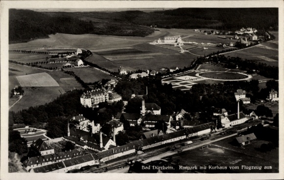 Ak Bad Dürrheim im Schwarzwald, Luftaufnahme des Kurparks, Kurhaus, ländliche Umgebung,  Architek