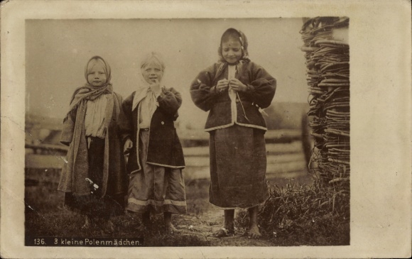 Ak Drei kleine Polenmädchen, Gruppenfoto