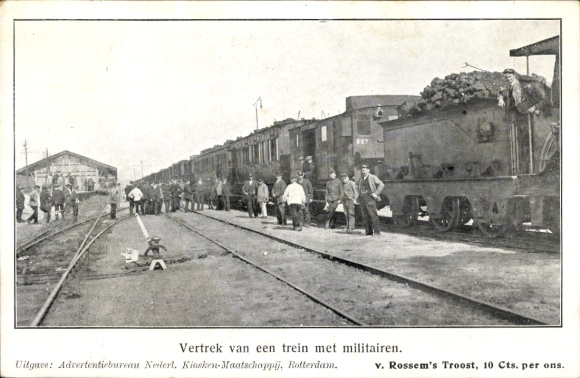 Postcard Rookt van Rossem's Troost, Vertrek van een train met militairen