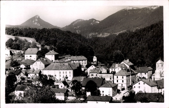 Ak Jougne Doubs, Landschaft mit Bergen, alte Häuser, Dorfansicht, Schwarz-Weiß-Foto