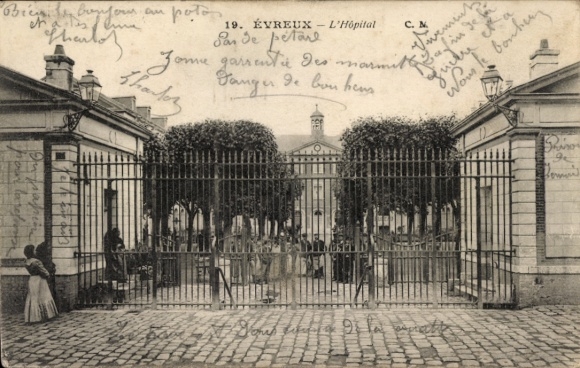 Postcard Évreux Eure, entrance to the hospital, two people, architecture, fence