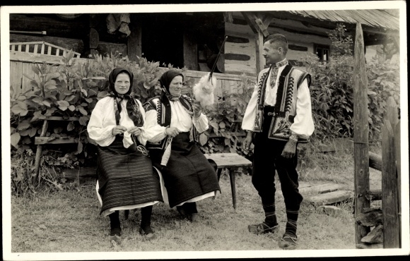 Photo Postcard Women and man in traditional Slovak costume, Spinnen, Eastern Carpathians