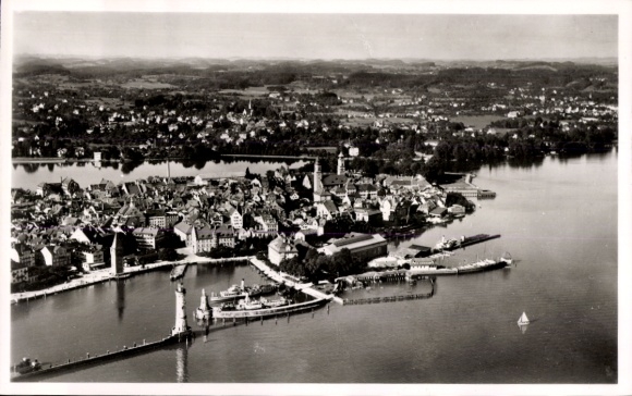 Ak Lindau am Bodensee Schwaben, Luftaufnahme der Stadt  Bodensee, Hafenlandschaft,  Architektur