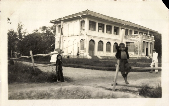 Photo Vietnam, children at the fence, villa