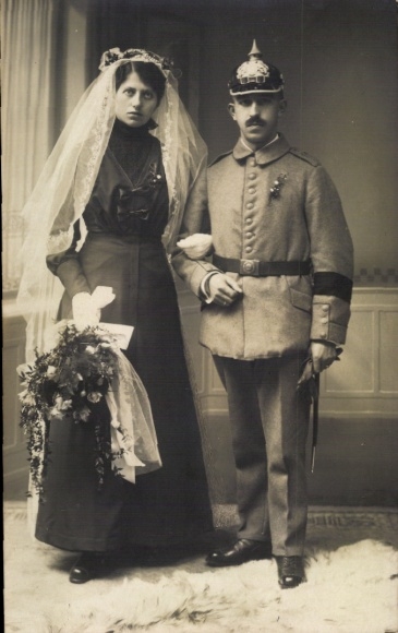 Foto Ak Regensburg, Deutscher Soldat in Uniform mit Frau, Hochzeit