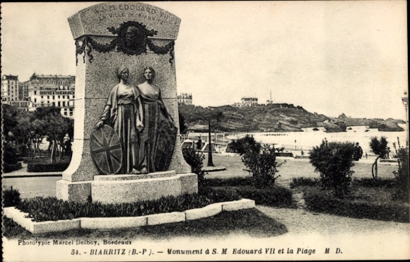 Ansichtkaart Biarritz Pyrénées Atlantiques, Monument SM Edouard VII, strand, twee figuren, geen persoon