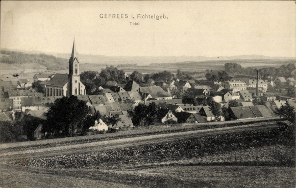 Postcard Gefrees in the Fichtelgebirge Upper Franconia, total view, church