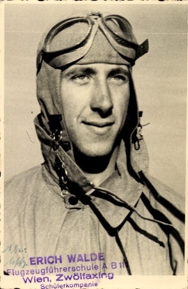 Foto Ak Wien Zwölfaxing, Flugzeugführerschule A/B 11, Schülerkompanie, Flieger Erich Walde, Portrait