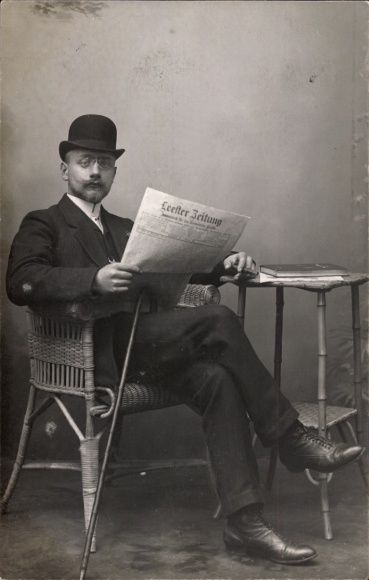 Photo Postcard Man with Leester newspaper, seated portrait, wicker chair, walking stick, Leeste Weyhe Lower Saxony
