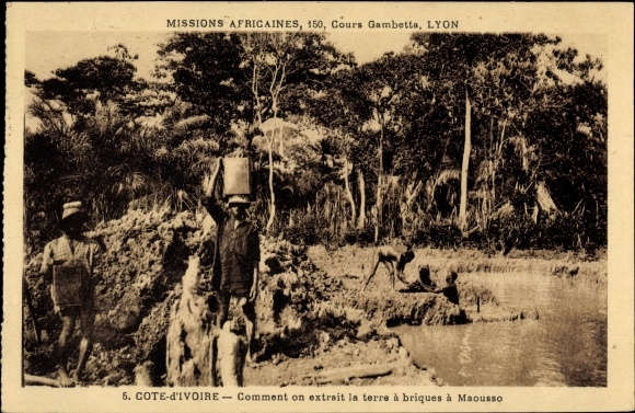 Postcard Maoussa Côte d&#39;Ivoire Ivory Coast, Commentary on extrait la terre à briques