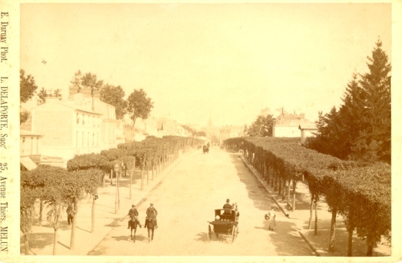 Photo Melun Seine et Marne, street scene, horse-drawn carriage