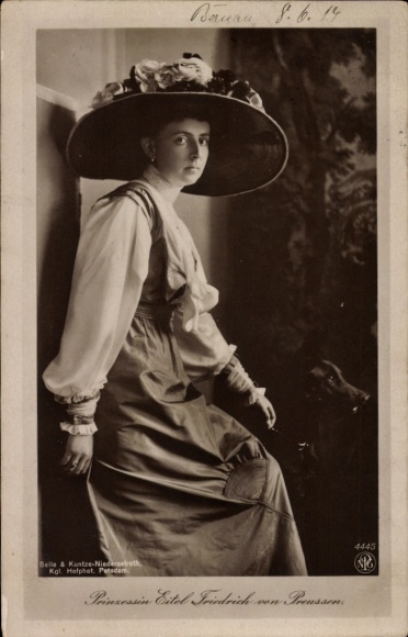 Ak Sophie Charlotte van Oldenburg, prinses Eitel Friedrich van Pruisen, portret, hond