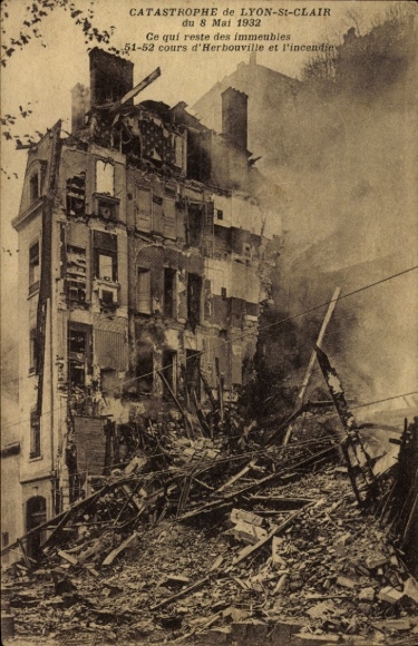 Postcard Saint Clair Lyon Rhône, disaster of 8 May 1932, overview of the ruins