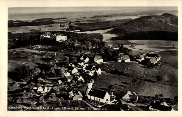 Ak Kronburg Unterallgäu, Luftaufnahme von  Schloss im Hintergrund, Allgäu, idyllische Landschaft
