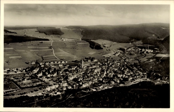 Ak Neustadt im Schwarzwald, Luftaufnahme von Neustadt, Schwarzwald, Berge, Felder
