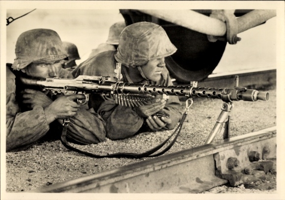 Postcard Waffen-SS, MG riflemen, machine gun in position