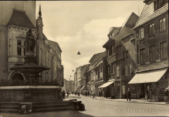 Postcard Güstrow in Mecklenburg, Street of Peace with Marienbrunnen and passers-by