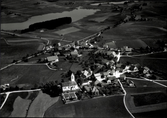 Ak Waltershofen Kißlegg im Allgäu, Waltershofen bei Kisslegg, kleiner Ort mit Kirche, umringt ...