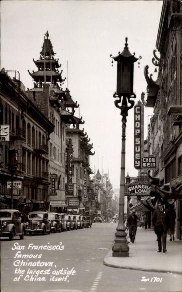 Ak San Francisco Californië VS, Chinatown in San Francisco, grote gebouwen, elektrische straat...