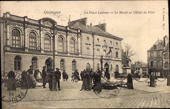 Postcard Quimper Finistère, La Place Laennec, Musée, Hôtel de Ville, cityscape, crowd
