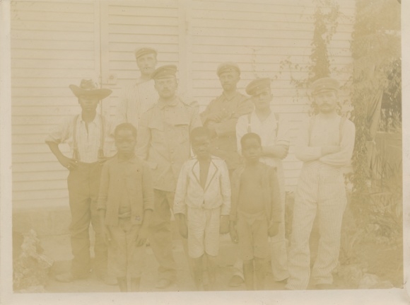 Photo DSW Afrika Namibia, ca 1900 - 1904, German sailors, African children, group picture