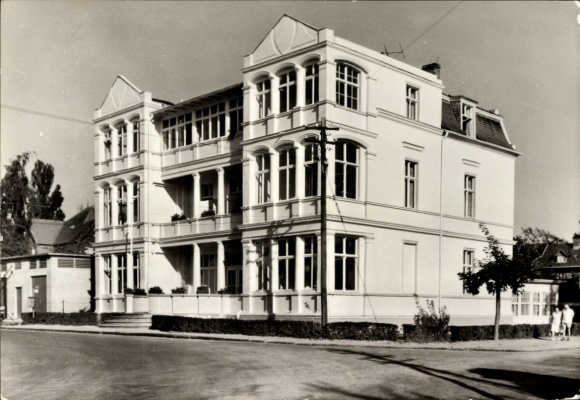 Ak Markkleeberg in Sachsen, Historisches Gebäude, viele Fenster, Ecke einer Straße, teils bewa...