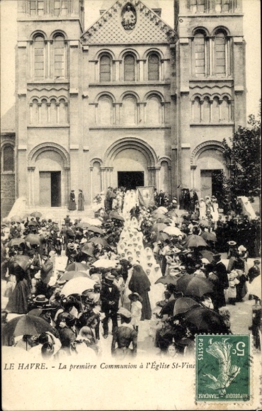 Postcard Le Havre Seine Maritime, First Communion, St-Vincent Church, crowd, parasols