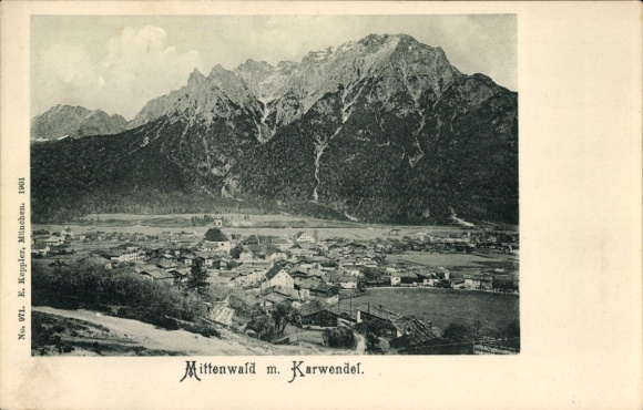 Ak Mittenwald in Oberbayern, Berge, Stadtansicht, Karwendel,  Ansicht, schwarz-weiß