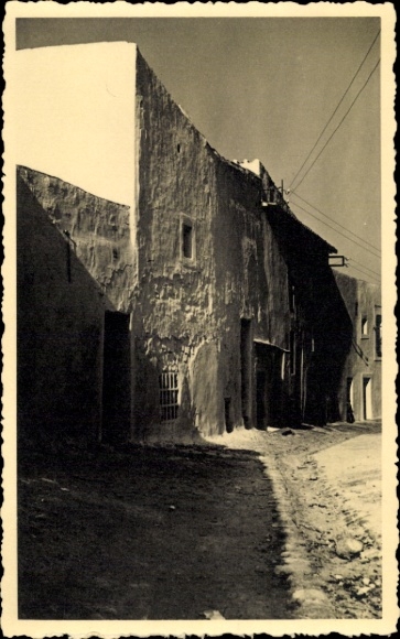Ak Ibiza Balearische Inseln, Schmale Gasse, alte Häuser,  Architektur, Schwarz-Weiß-Foto