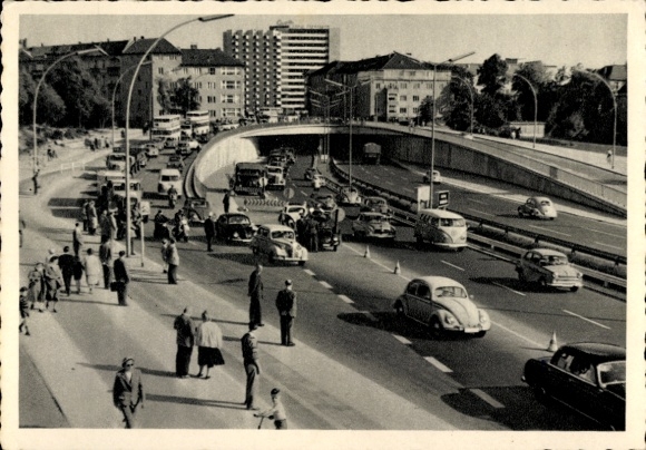 Ak Berlin Wilmersdorf Grunewald Halensee, Schnellstraße am Bahnhof Halensee, Autos