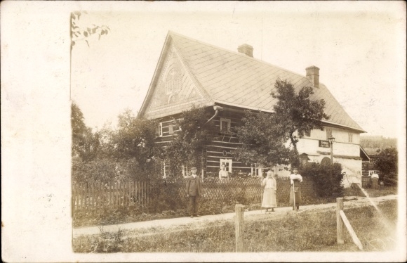 Foto Ak Österreich, Familie Oppitz am Haus