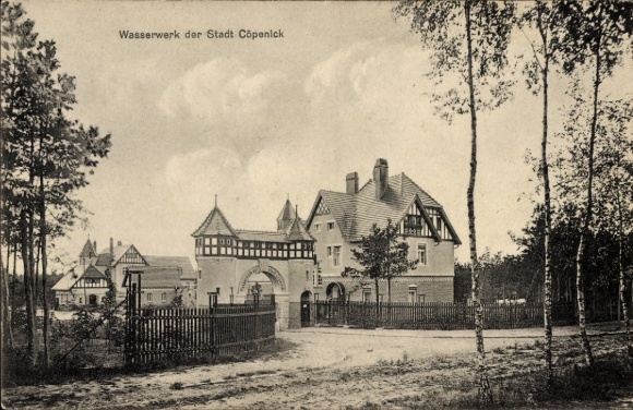 Ak Berlin Köpenick, Blick auf das Wasserwerk der Stadt, Einfahrtstor