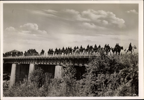 Zdjęcie Hoffmann, Heinrich, wojska włoskie przekraczające granicę grecką, listopad 1940 r