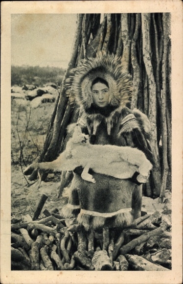 Postcard Alaska USA, Contraste au Détroit de Behring, woman in folk costume